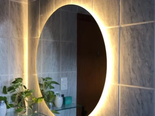 Espelho redondo com iluminação instalado pela Caxias do Sul Vidros