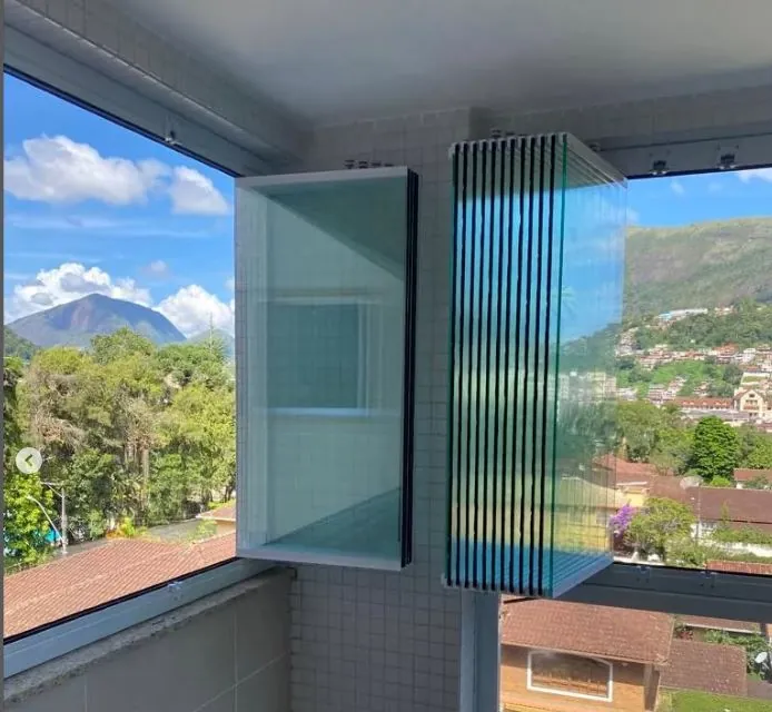 Janela tipo cortina de vidro instalada pela Caxias do Sul Vidros